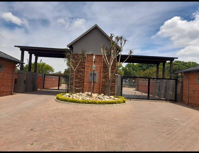2 BEDROOM TOWNHOUSE FOR SALE IN ANDEON
